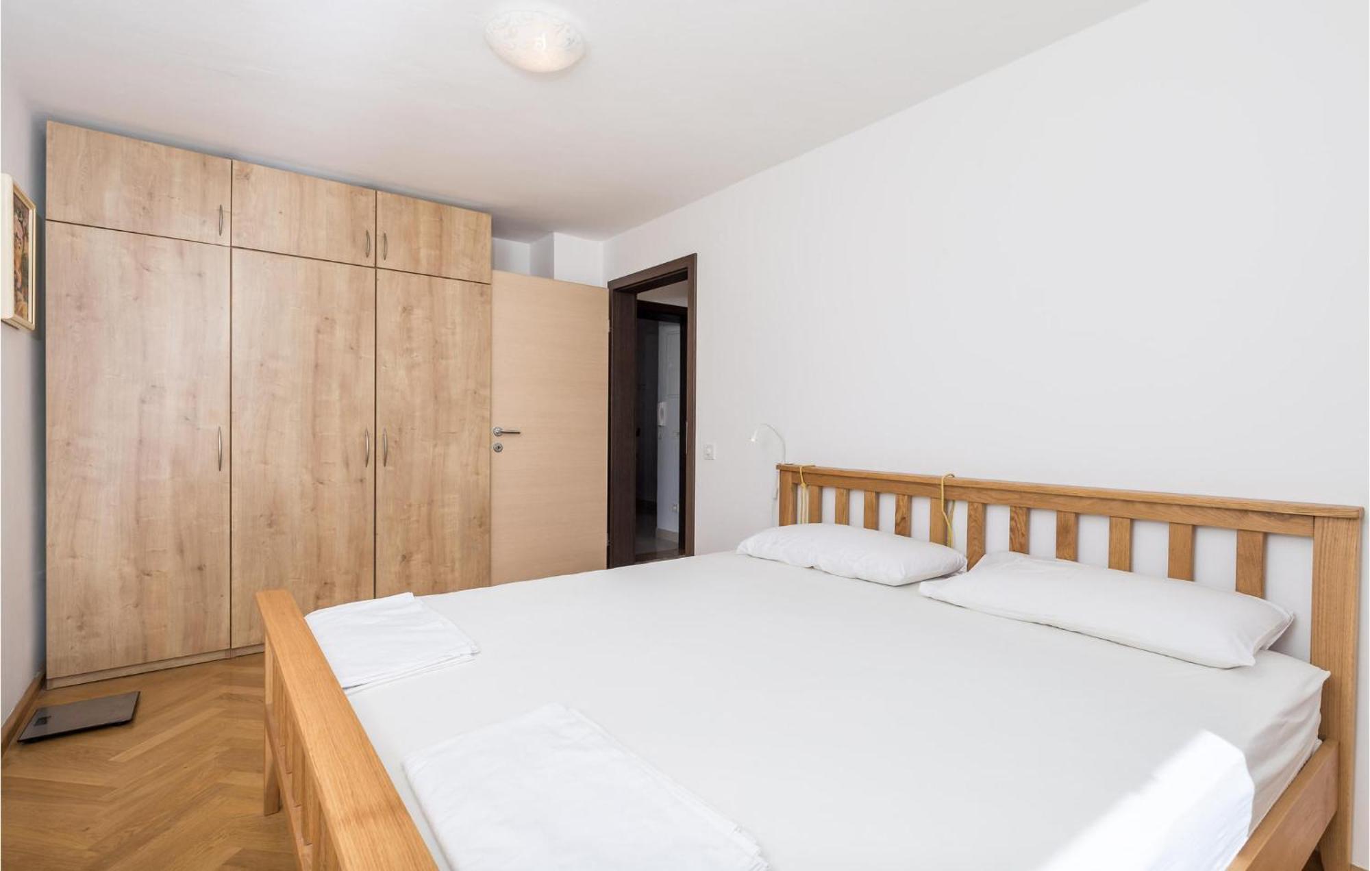 2 Bedroom Awesome Apartment In Veli Losinj Exterior photo