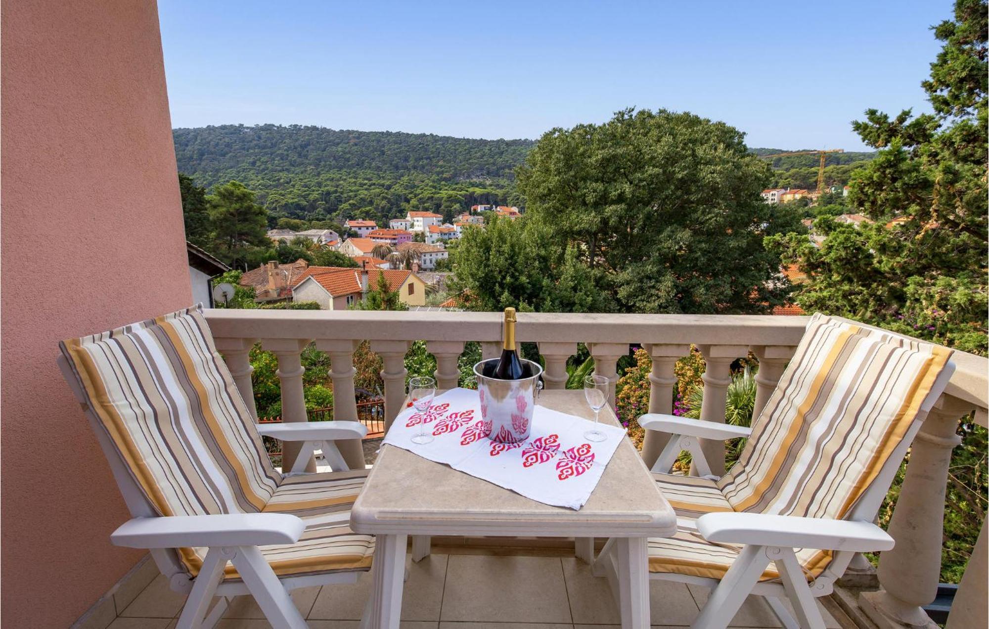 2 Bedroom Awesome Apartment In Veli Losinj Exterior photo