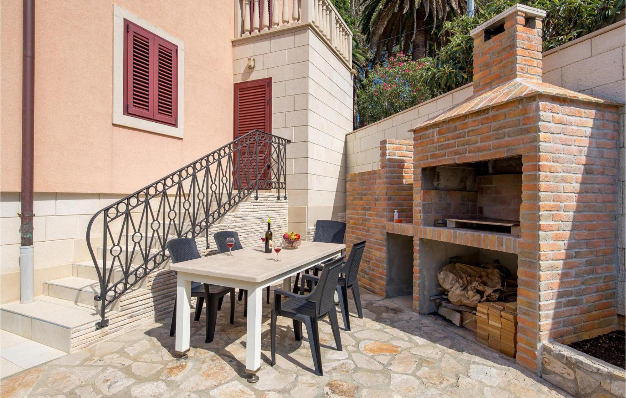 2 Bedroom Awesome Apartment In Veli Losinj Exterior photo